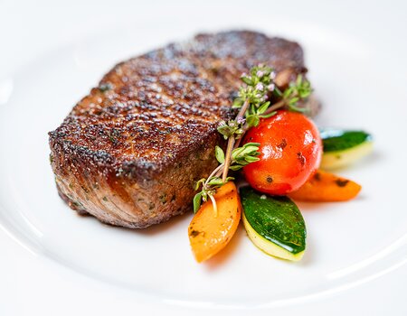 Steak mit Gemüse schön angerichtet
