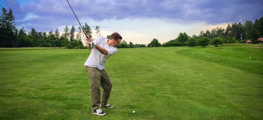 Golfer beim Abschlag