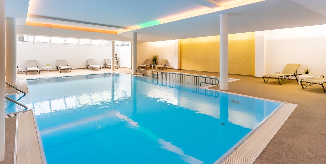 Hallenbad mit Liegestühlen