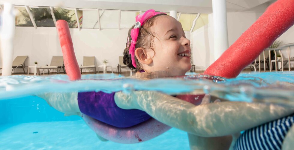 Mädchen lernt Schwimmen