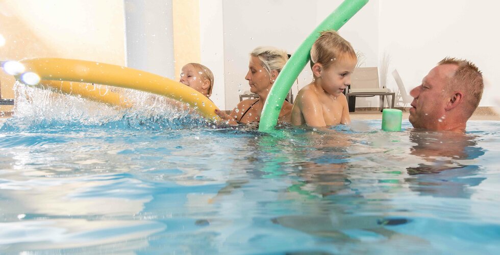 Kinder beim Schwimmkurs