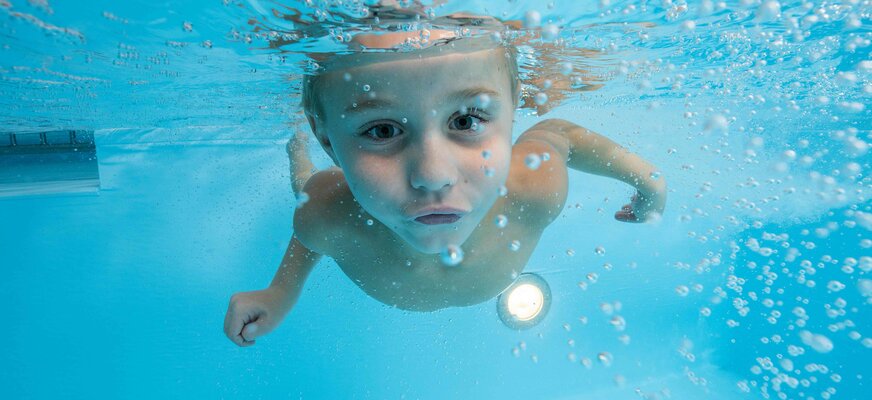 Junge unter Wasser