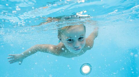 Junge im Wasser