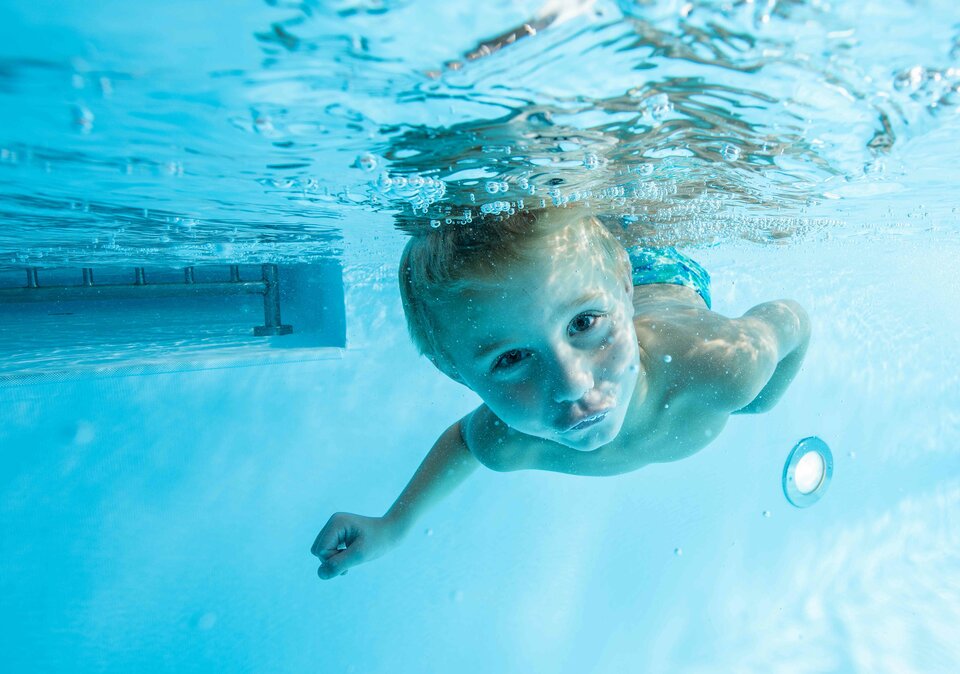 Junge taucht unter Wasser