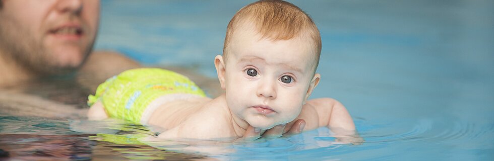 Baby lernt Schwimmen