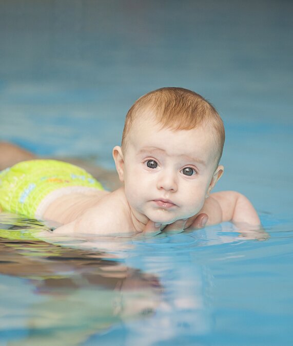 Baby lernt Schwimmen