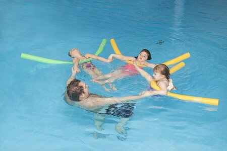 Kinder beim Schwimmkurs