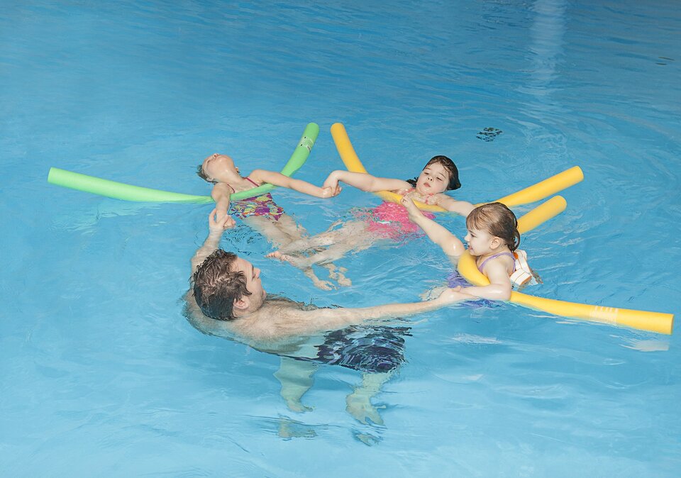 Kinder beim Schwimmkurs