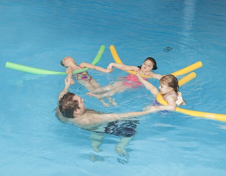 Kinder beim Schwimmkurs