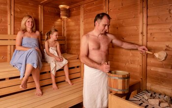 Familie in der Sauna