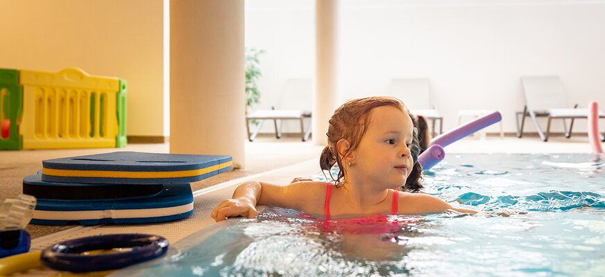 Mädchen beim Schwimmen lernen