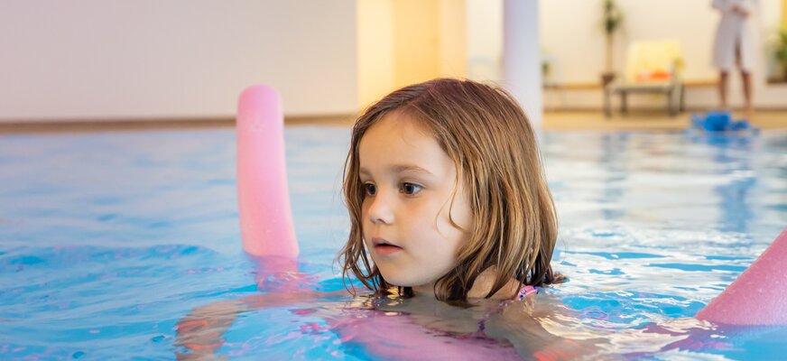 Mädchen beim Schwimmen lernen