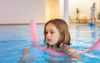 Kind beim Schwimmkurs