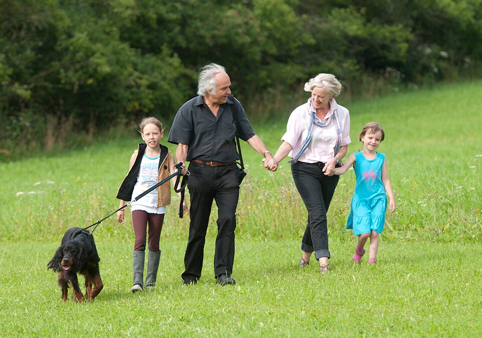 Familie mit Hund beim Spazieren