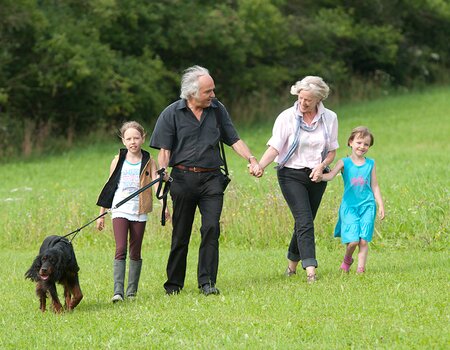 Familie mit Hund beim Spazieren