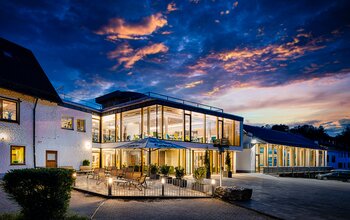 Hotel beleuchtet bei Nacht