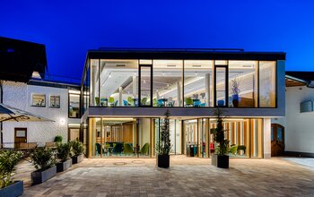 Hotel beleuchtet bei Nacht