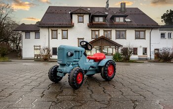 Spielzeugtraktor vor dem Hotel