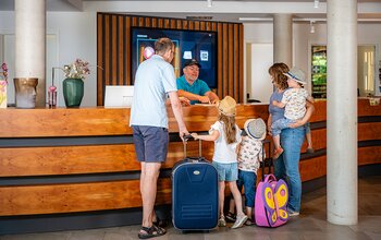 Familie an der Rezeption