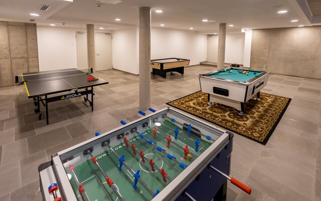 Raum mit Tischfußball, Air Hockey, Tischtennis & Billiard