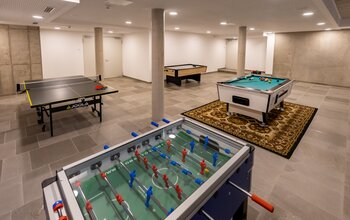 Raum mit Tischfußball, Tischtennis, Billiard & Air Hockey