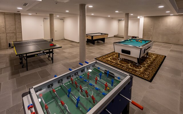 Raum mit Tischtennis, Tischfußball, Air Hockey & Billiard