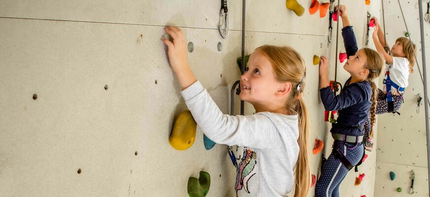 Kinder beim Klettern