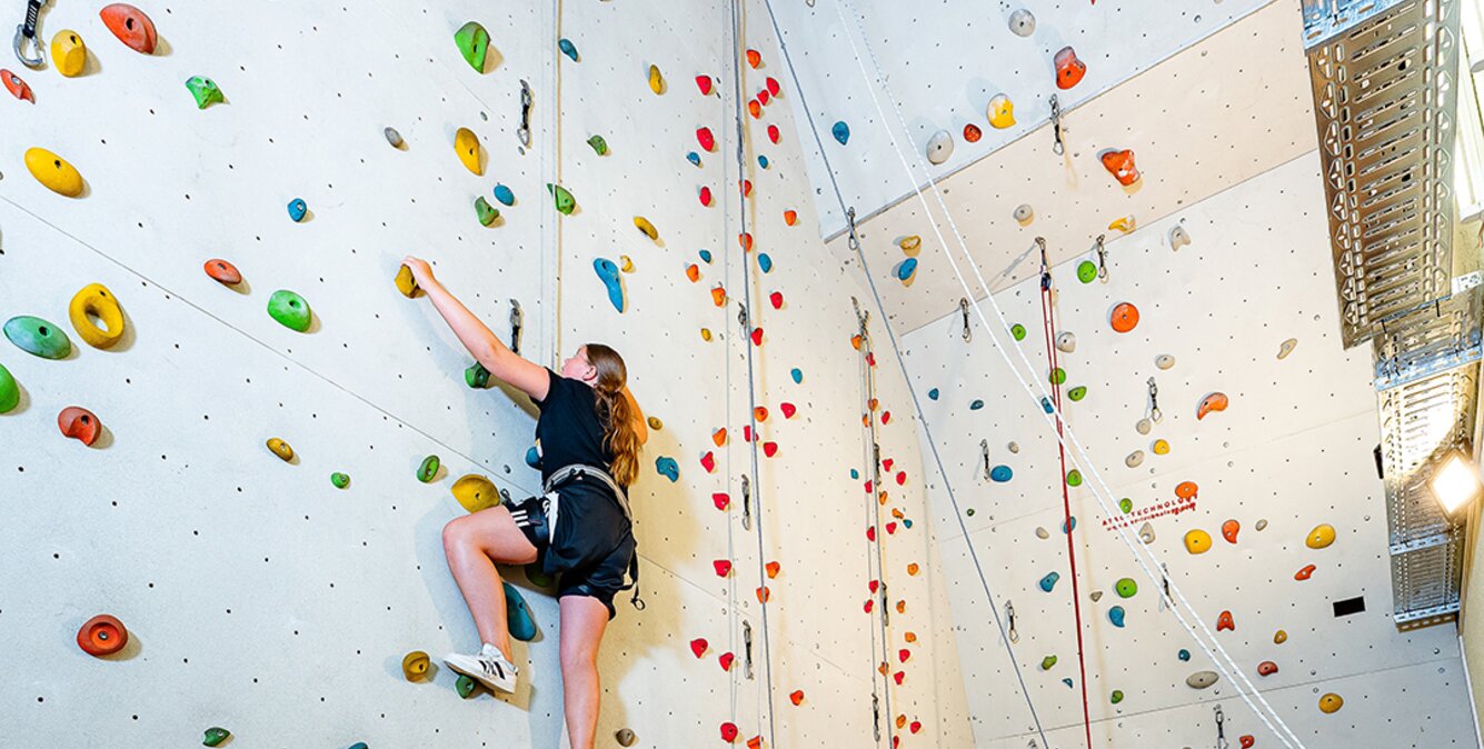 Mädchen in Kletterhalle