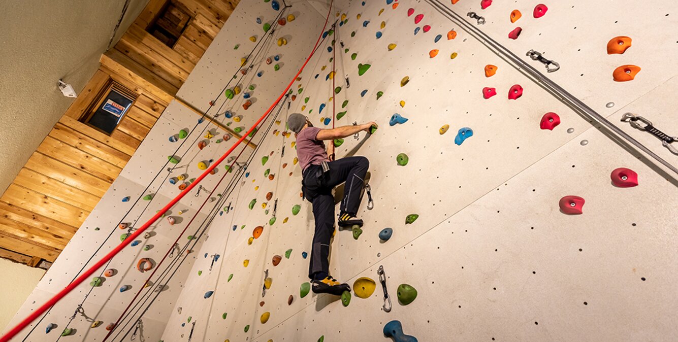 Mann in Kletterhalle