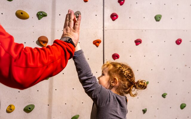 Kleines Mädchen in der Kletterhalle