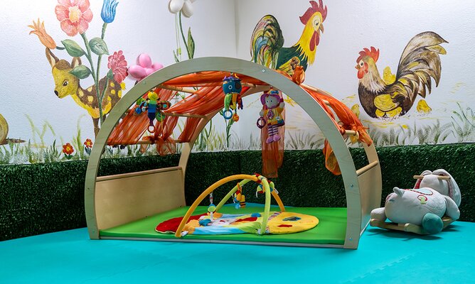 Babybetreuungsraum mit Spielsachen