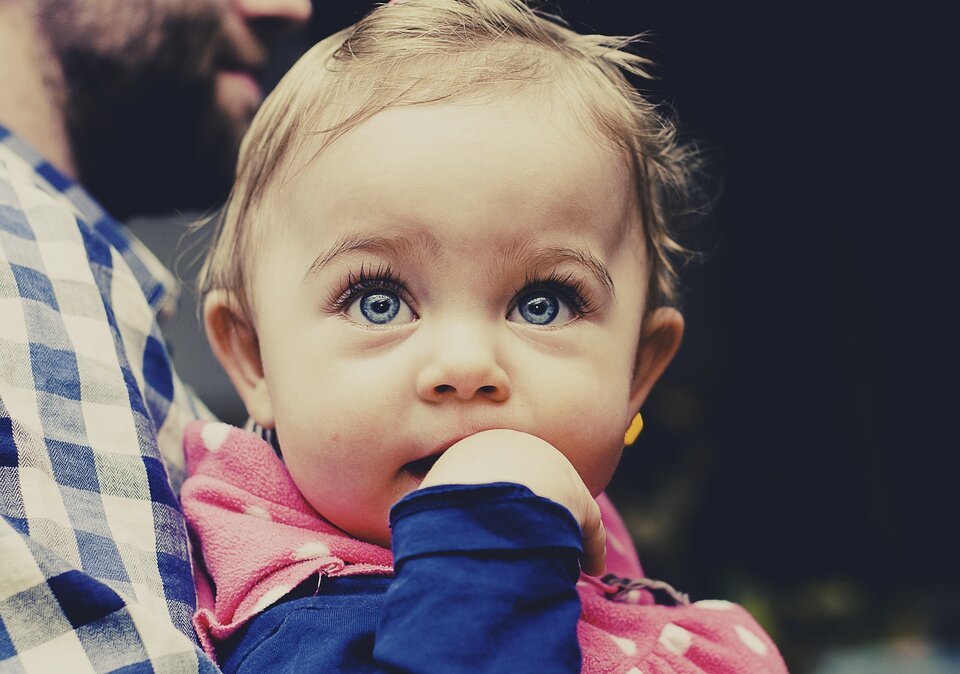 Baby mit großen blauen Augen