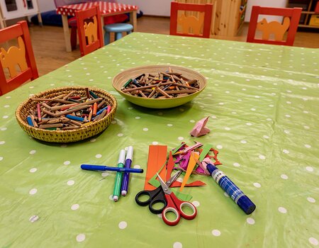 Malsachen am Tisch im Kinderbetreuungsraum