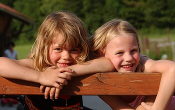 Kinder am Spieplatz