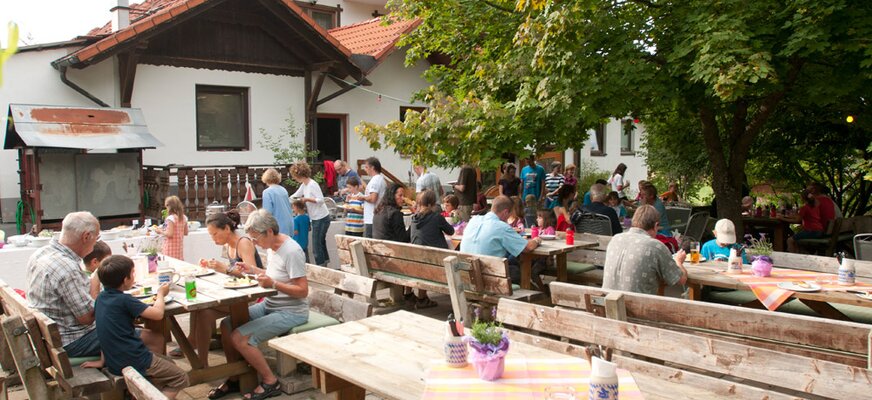 Gäste essen im Biergarten