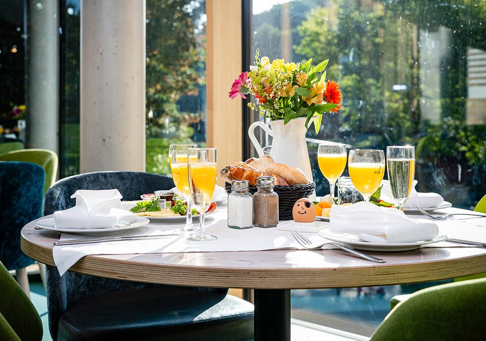 Tisch im Restaurantbereich schön gedeckt fürs Frühstück