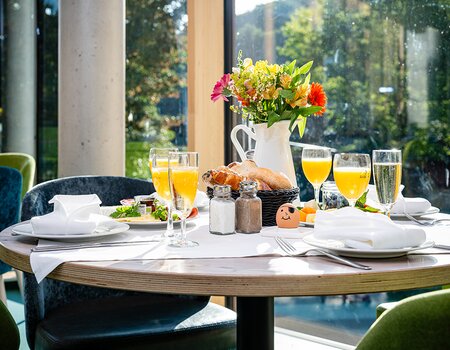 Tisch im Restaurantbereich schön gedeckt fürs Frühstück