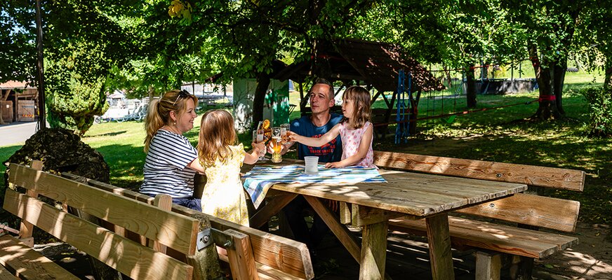 Familie isst im Biergarten Familie isst im Biergarten