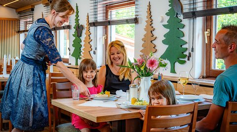 Familie beim Essen