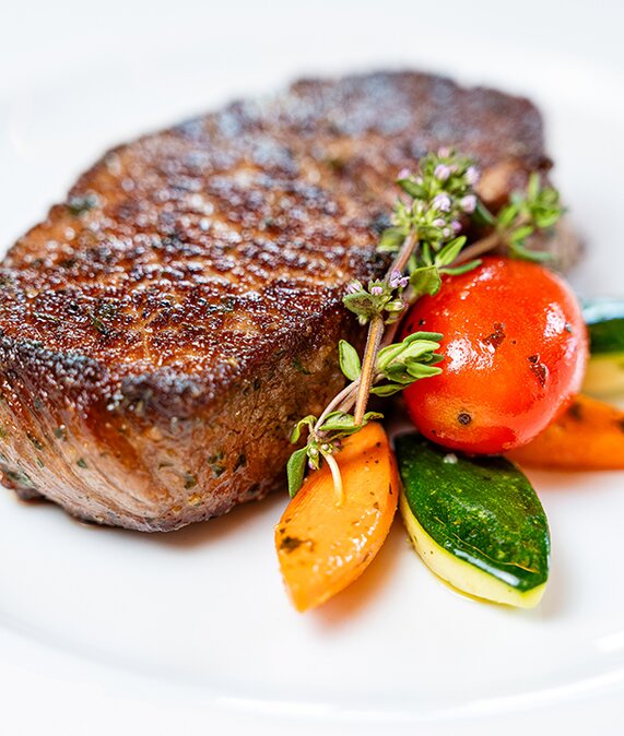 Steak mit Gemüse schön angerichtet