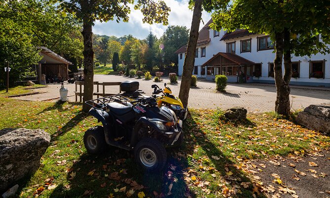 Quad-Fahrzeuge vorm Hotel