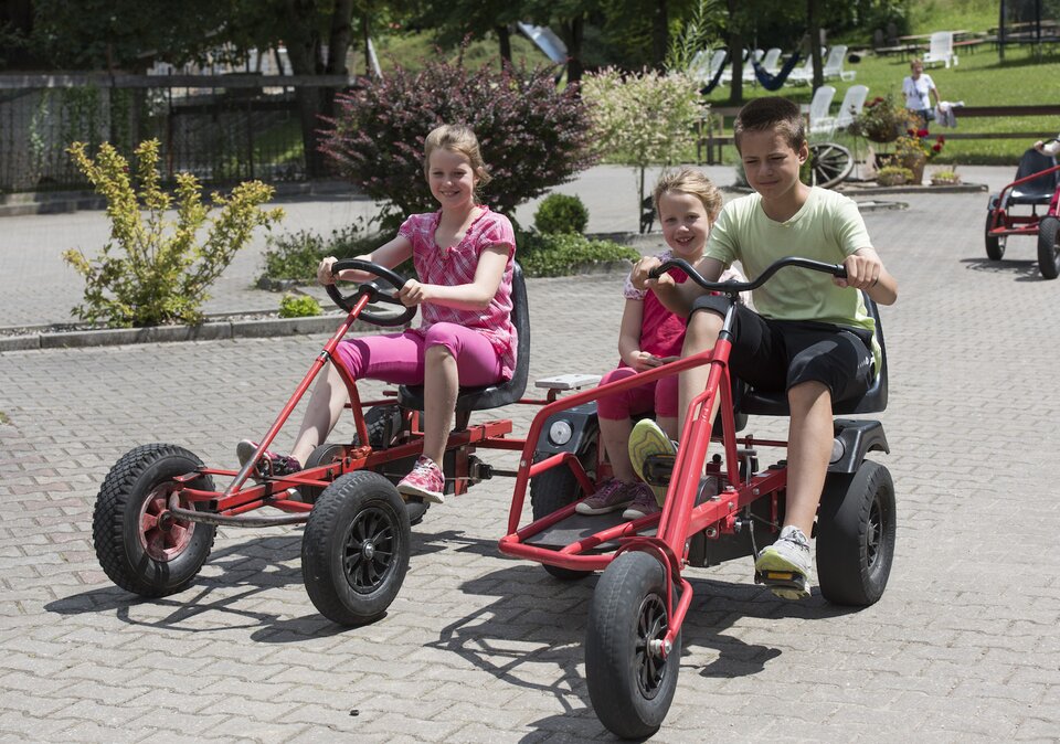 Kinder beim Gokart fahren