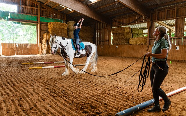 Mädchen beim Reiten in der Reithalle