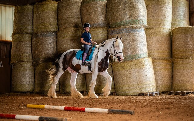 Mädchen beim Reiten in der Reithalle