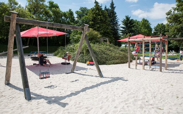 Outdoor Spielplatz mit Schaukeln