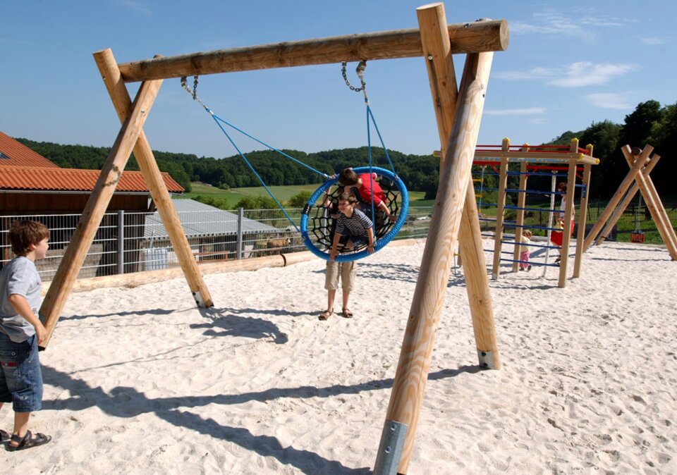 Outdoor Spielplatz mit Netzschaukel