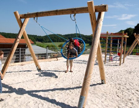 Outdoor Spielplatz mit Netzschaukel