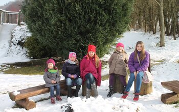 Kinder im Freien im Schnee