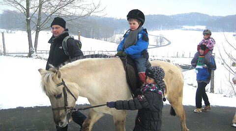 Ponyreiten im Winter